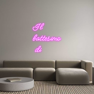 Magenta scritta neon personalizzata "Il battesimo di" su backboard unico in plexiglass, decorazione elegante sopra divano moderno.