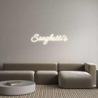 Sanghetti's scritta neon personalizzata in Bianco Caldo su parete di un moderno soggiorno con divano grigio e tavolino rotondo.